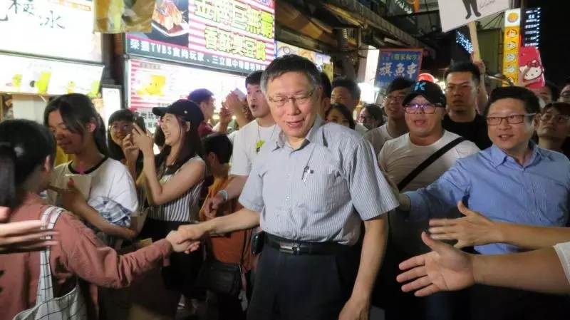 柯文哲逛一中街夜市 吃雞排喝珍奶人群塞爆
