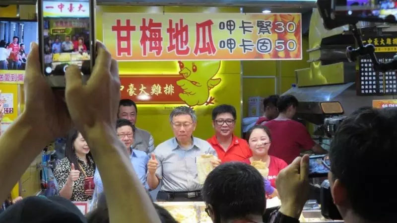 柯文哲逛一中街夜市 吃雞排喝珍奶人群塞爆