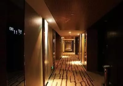 為什麼住旅館時「廁所燈要開一晚」?多數人不在意,聰明人就知道!