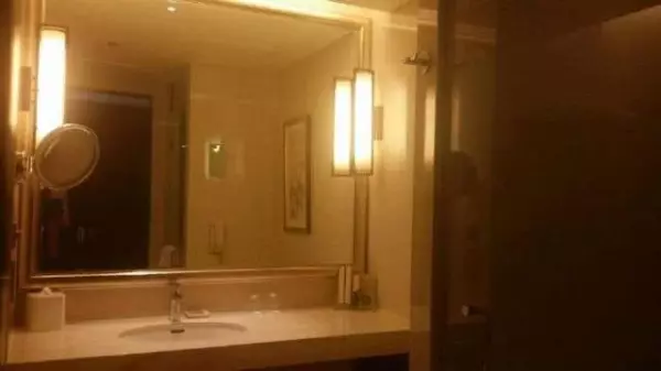 為什麼住旅館時「廁所燈要開一晚」?多數人不在意,聰明人就知道!