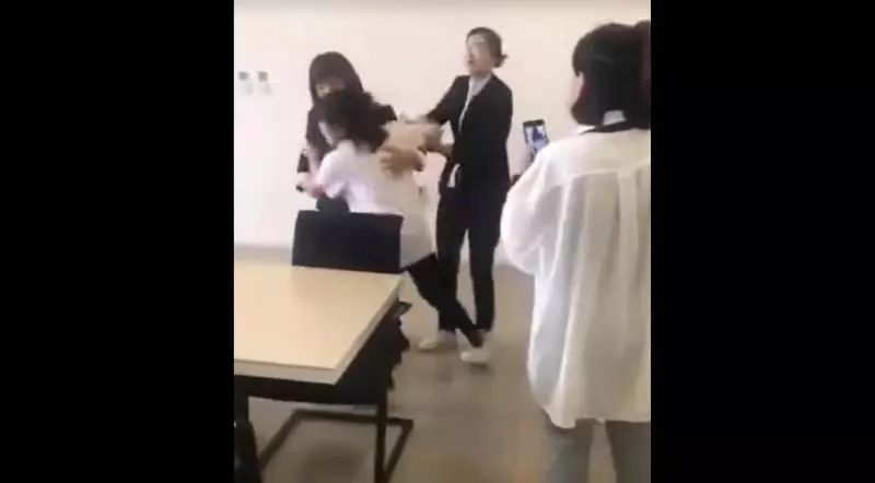 大老婆反擊!她懷疑「女業務勾搭老公」到車廠下馬威 送錦旗酸「感謝為我老公保養」反被警察抓