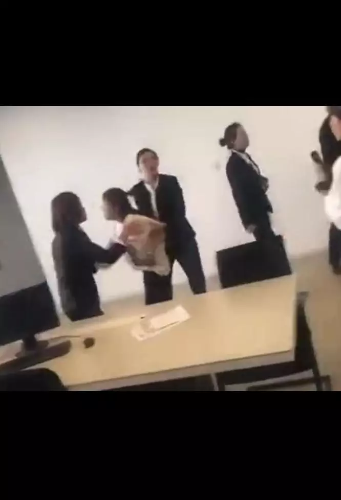 大老婆反擊!她懷疑「女業務勾搭老公」到車廠下馬威 送錦旗酸「感謝為我老公保養」反被警察抓
