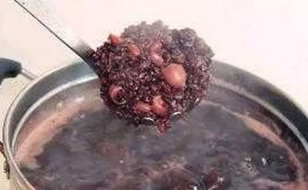 跟大家分享一個小秘方,超神的!我連續喝了三個多星期,不僅白頭髮不見了、皮膚還變得有光澤了!