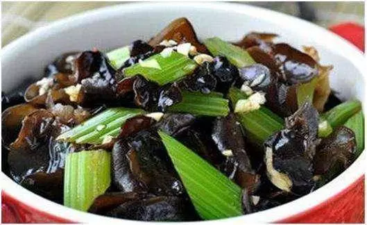 泡木耳用冷水,還是熱水?營養師:真正要注意的,是泡木耳的時間