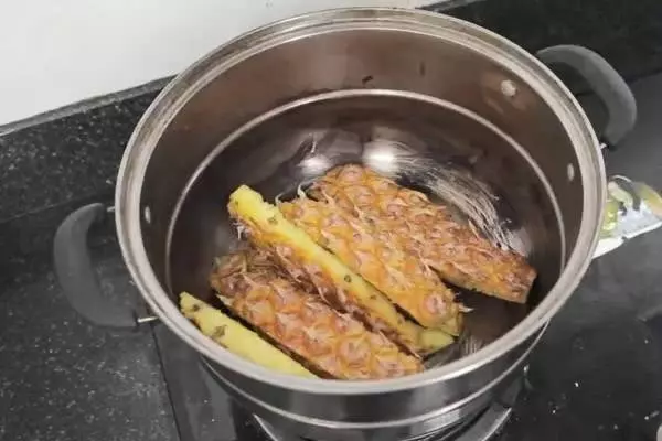 菠蘿皮別再當垃圾扔掉了,放鍋里煮一煮,解決家家戶戶的大難題!