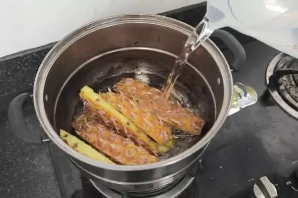 菠蘿皮別再當垃圾扔掉了,放鍋里煮一煮,解決家家戶戶的大難題!