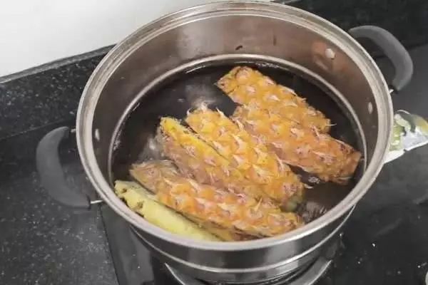 菠蘿皮別再當垃圾扔掉了,放鍋里煮一煮,解決家家戶戶的大難題!