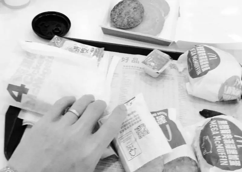 葬儀員給4歲往生女童買「麥當勞兒童餐」!看到靈前套餐,女童父母衝到棺前痛哭:「對不起」…