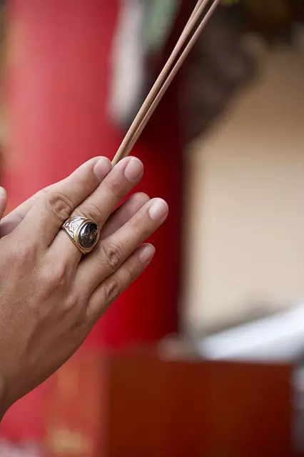 葬儀員給4歲往生女童買「麥當勞兒童餐」!看到靈前套餐,女童父母衝到棺前痛哭:「對不起」…