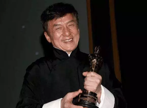 被成龍傷的徹底,二十年後罕見同框也不尷尬