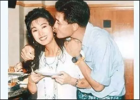 被成龍傷的徹底,二十年後罕見同框也不尷尬