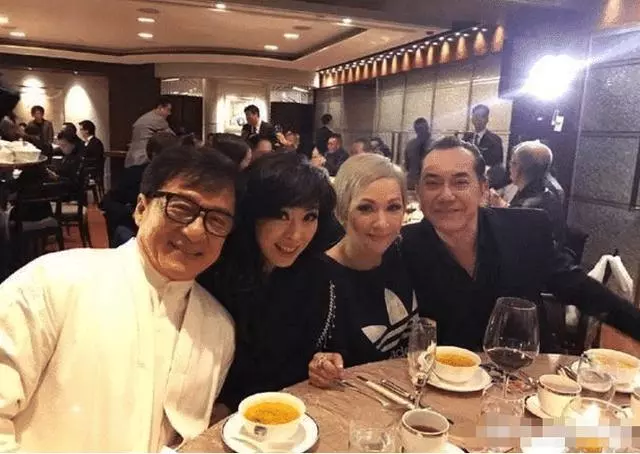 被成龍傷的徹底,二十年後罕見同框也不尷尬