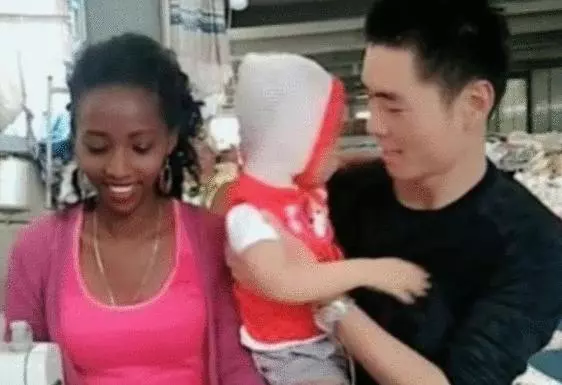非洲美女和中國小伙生下孩子, 寶寶轉身後, 網友調侃: 基因太強大!