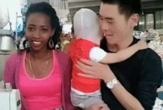 非洲美女和中國小伙生下孩子, 寶寶轉身後, 網友調侃: 基因太強大!