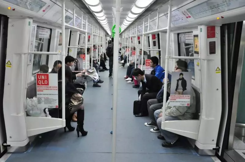 地鐵上女子靠在男子肩膀上睡著, 女子下車後, 男子發現座椅有水!
