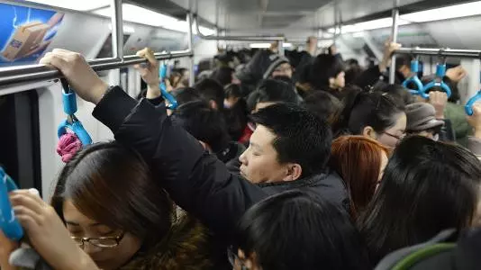 地鐵上女子靠在男子肩膀上睡著, 女子下車後, 男子發現座椅有水!