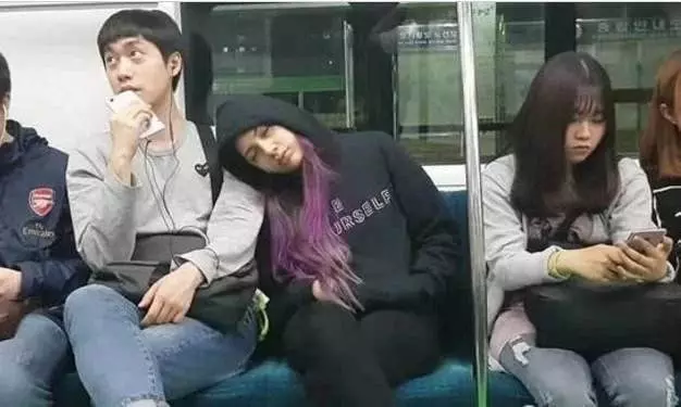 地鐵上女子靠在男子肩膀上睡著, 女子下車後, 男子發現座椅有水!