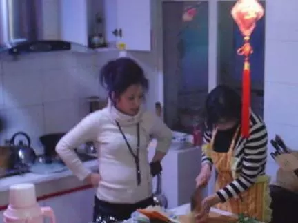 小姑子第一次帶男友回家,我辛苦做了一桌子菜,結果被我全倒了