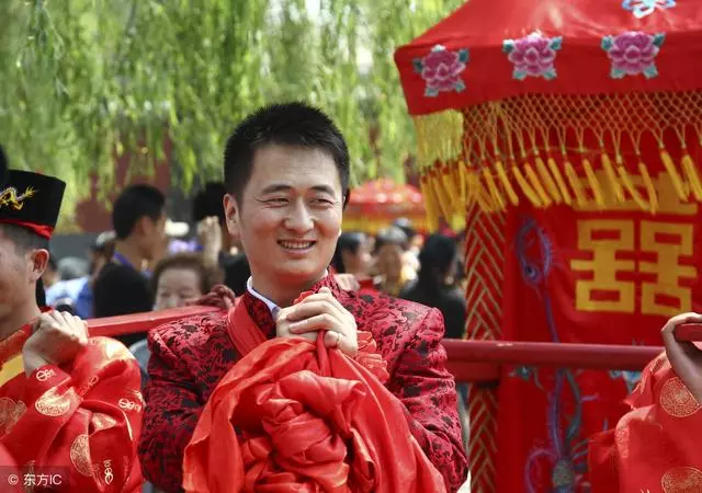 新婚夜,婆婆不讓進婚房逼我們去酒店洞房,爸媽做一事婆婆傻眼了