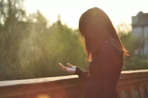 剛結婚,老公卻偷偷欠一屁股債,晚上給婆婆洗腳,才明白陰謀所在