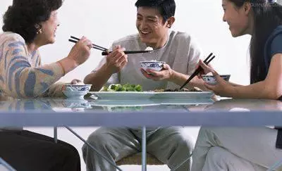 父母從鄉下來看我,老公給他們吃剩菜,之後婆婆過來我煮泡麵招待