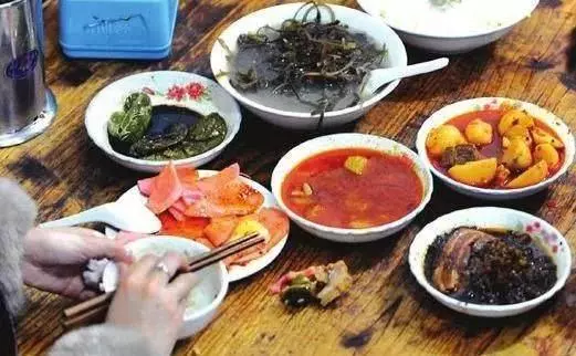 父母從鄉下來看我,老公給他們吃剩菜,之後婆婆過來我煮泡麵招待