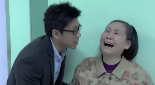 農村老人到城裡跟兒子要一千補房子,兒媳不給,丈母娘直接給兩萬