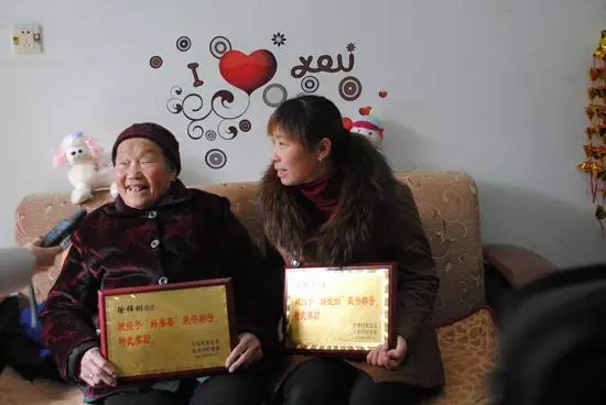 農村老人到城裡跟兒子要一千補房子,兒媳不給,丈母娘直接給兩萬