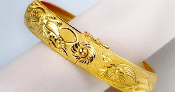 結婚兩天我的金手鐲就不見了,聽了婆婆的話我把這個家砸了