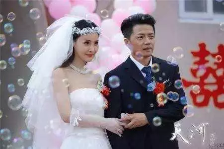 哥哥結婚,二叔打電話說母親暈倒了,知道原因,我砸了哥哥婚禮!