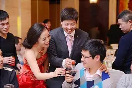 哥哥結婚,二叔打電話說母親暈倒了,知道原因,我砸了哥哥婚禮!