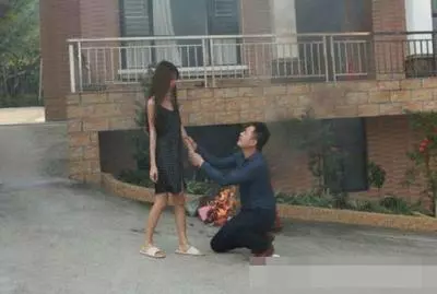 為了娶我婚前苦賺10萬,因為房產證跟我離婚,如今跪地痛哭求我