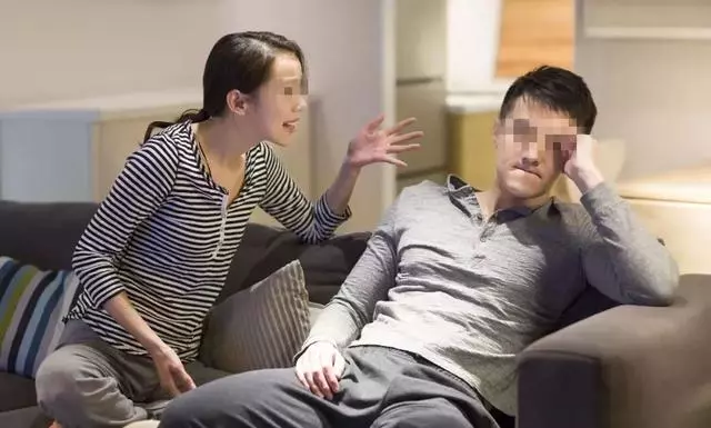 為了娶我婚前苦賺10萬,因為房產證跟我離婚,如今跪地痛哭求我