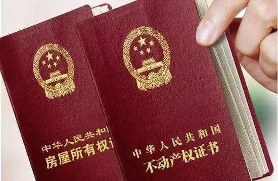 為了娶我婚前苦賺10萬,因為房產證跟我離婚,如今跪地痛哭求我