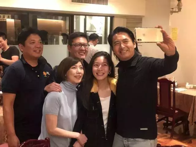 【捕獲野生周潤發!】發哥騎單車去買菜,63歲的他一臉滄桑,10萬自行車意外搶鏡,大喊:別拍別拍!