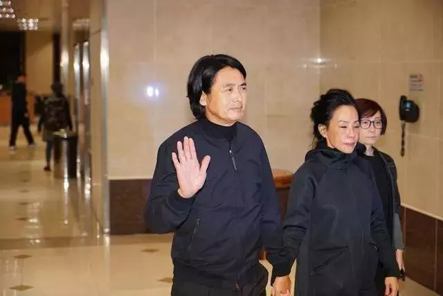 【捕獲野生周潤發!】發哥騎單車去買菜,63歲的他一臉滄桑,10萬自行車意外搶鏡,大喊:別拍別拍!
