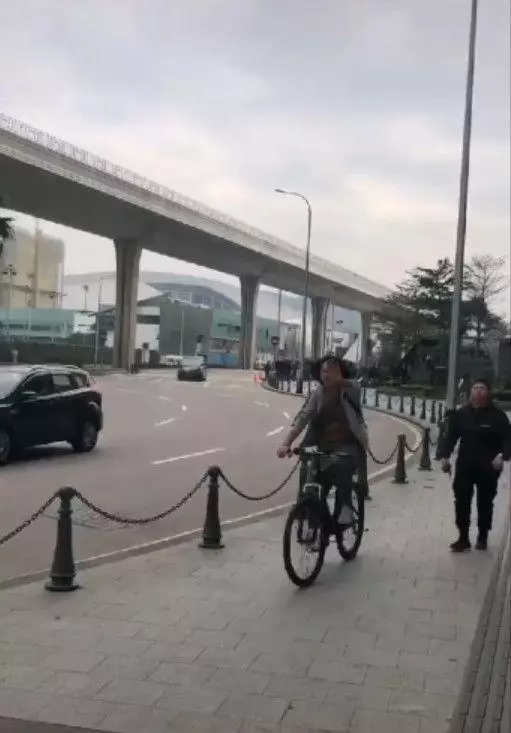 【捕獲野生周潤發!】發哥騎單車去買菜,63歲的他一臉滄桑,10萬自行車意外搶鏡,大喊:別拍別拍!