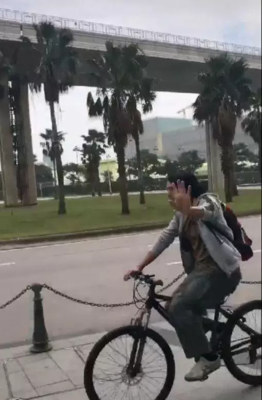 【捕獲野生周潤發!】發哥騎單車去買菜,63歲的他一臉滄桑,10萬自行車意外搶鏡,大喊:別拍別拍!