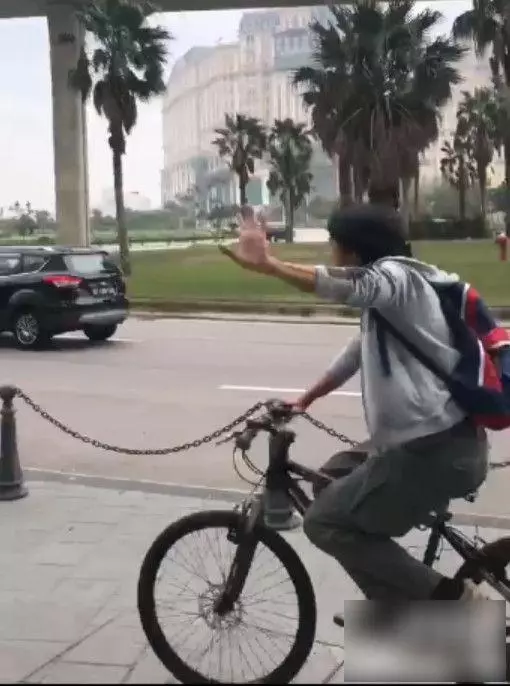 【捕獲野生周潤發!】發哥騎單車去買菜,63歲的他一臉滄桑,10萬自行車意外搶鏡,大喊:別拍別拍!