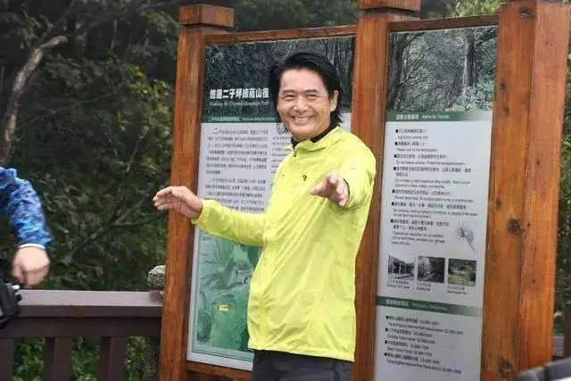 【捕獲野生周潤發!】發哥騎單車去買菜,63歲的他一臉滄桑,10萬自行車意外搶鏡,大喊:別拍別拍!
