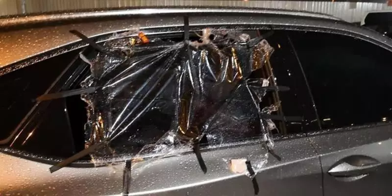 糊塗車主忘關車窗一天一夜,華裔男子貼心幫忙:「我盡力了」