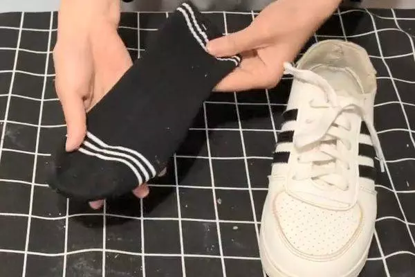 夏天把襪子套在鞋墊上,光腳穿鞋再也不怕滑腳和出汗,學會受用一生