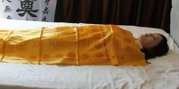 千萬別觸摸剛去世親人的身體 !絕不是迷信,事實勝於雄辯,不可以不看!