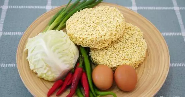 讓老婆給泡一碗面,結果她給炒了,吃完我竟還想再吃第二碗!太美味了!