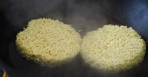 讓老婆給泡一碗面,結果她給炒了,吃完我竟還想再吃第二碗!太美味了!