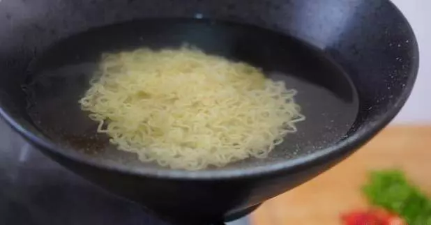 讓老婆給泡一碗面,結果她給炒了,吃完我竟還想再吃第二碗!太美味了!
