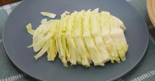 讓老婆給泡一碗面,結果她給炒了,吃完我竟還想再吃第二碗!太美味了!