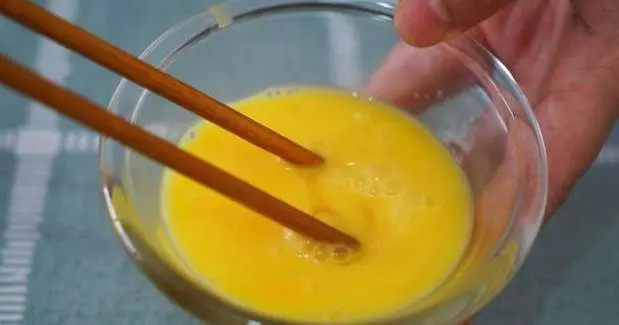 讓老婆給泡一碗面,結果她給炒了,吃完我竟還想再吃第二碗!太美味了!