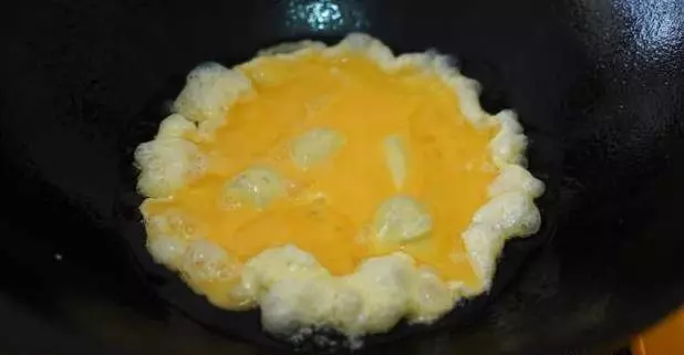 讓老婆給泡一碗面,結果她給炒了,吃完我竟還想再吃第二碗!太美味了!