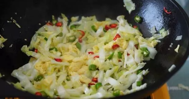 讓老婆給泡一碗面,結果她給炒了,吃完我竟還想再吃第二碗!太美味了!